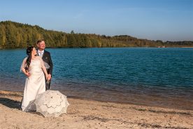 Hochzeitspaar am See