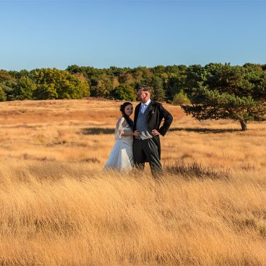 Hochzeitspaar auf Wiese - jenseits von afrika