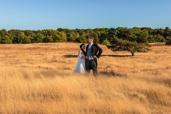 Hochzeitspaar auf Wiese - jenseits von afrika
